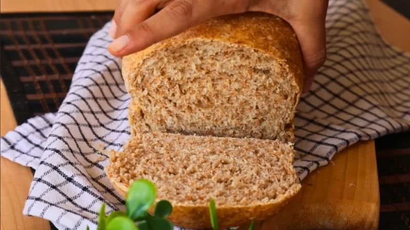 Pan Integral Casero Resultado final de la receta de pan integral casero mostrando una miga esponjosa y tierna.