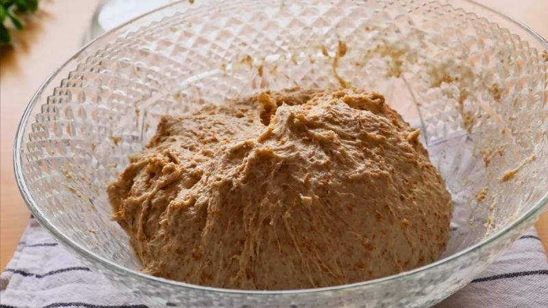 Masa en bol Masa de pan integral recién mezclada en un bol de vidrio luego del último levado.