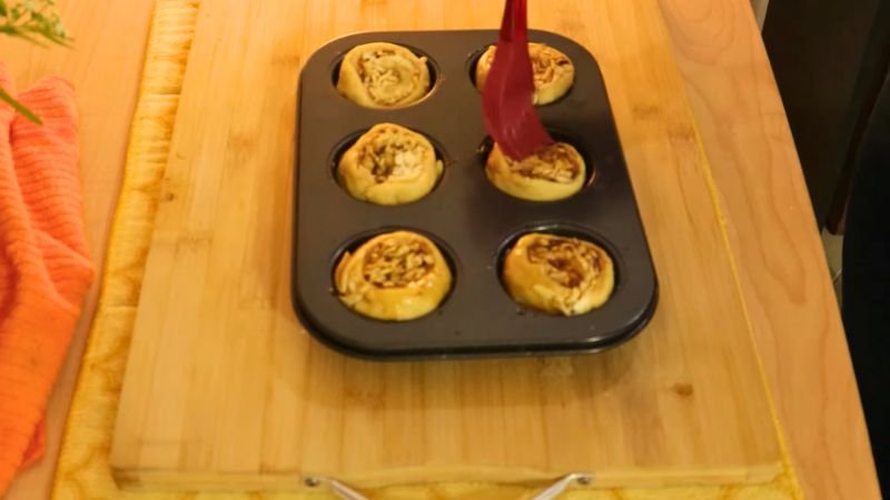 Pincelando golfeados venezolanos con melao de papelón antes de hornear - Coffee María