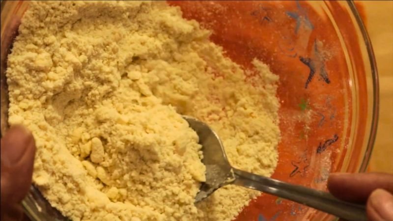 textura-arenosa-crumble-harina Preparación del crumble de harina y mantequilla para la base del pan de manzana.