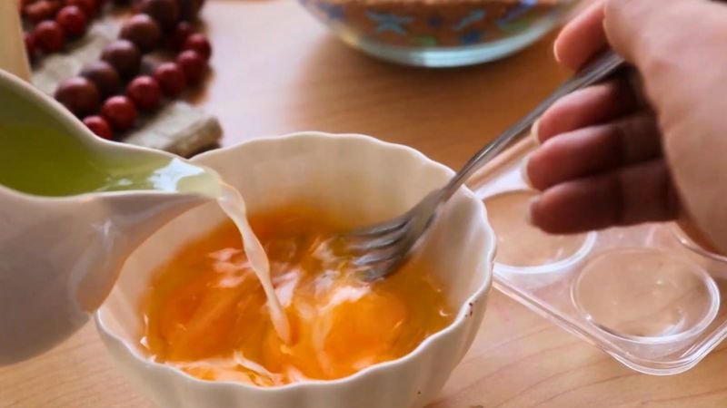 mezcla-ingredientes-humedos-cupcakes-saludables.jpg Preparación de la mezcla líquida con huevos y yogur para cupcakes saludables de avena y chocolate.