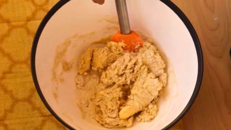 Preparación de la masa para golfeados venezolanos en un bol - Coffee María