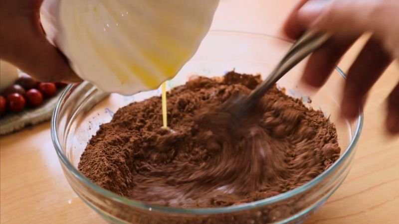 union-de-ingredientes-cupcakes-saludables.jpg Mezcla de ingredientes líquidos y secos para preparar masa de cupcakes saludables de avena y chocolate.