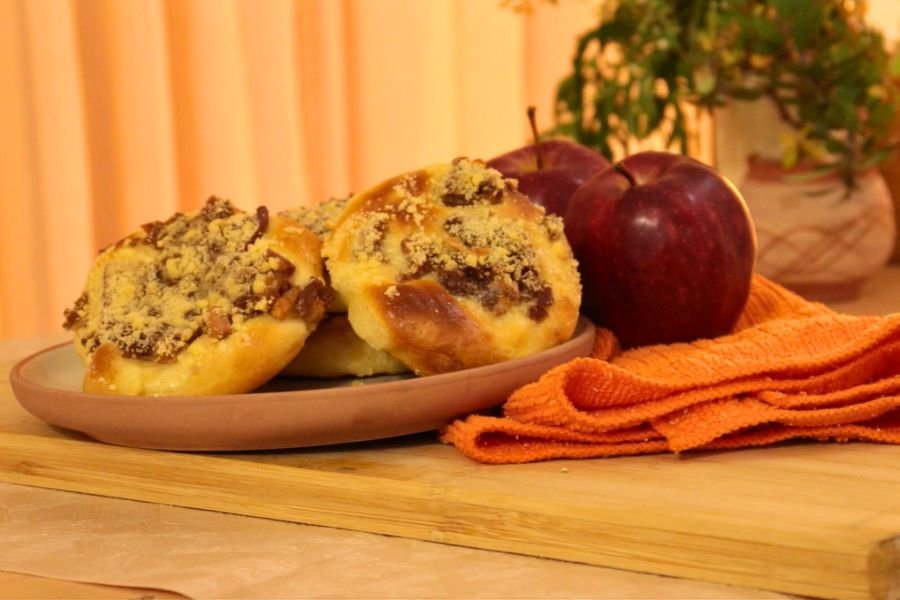 Postres & Panadería Pan relleno con manzana y queso crema de Coffee María.