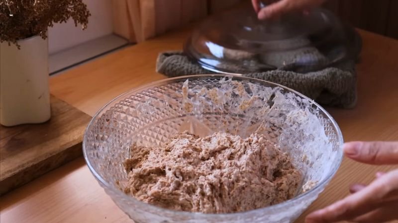 masa-integral-primer-reposo-autolisis Masa integral rugosa en un bol de cristal labrado, lista para el primer reposo de 30 minutos.