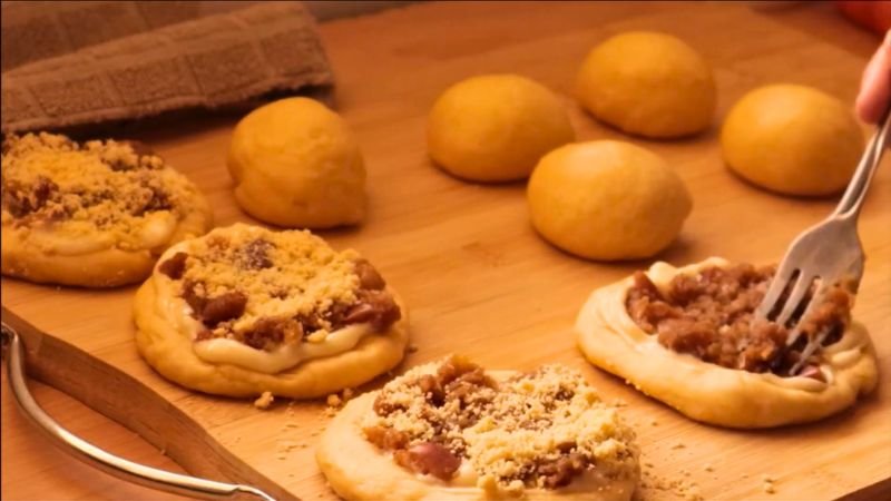 ensamblaje-relleno-pan-manzana Proceso de rellenar los bollos de masa con la mezcla de manzana caramelizada para el pan dulce de Coffee María.