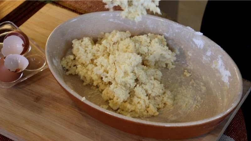Amasando la mezcla con los huevos integrados para mi receta de pão de queijo tradicional.