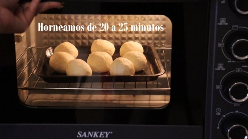 Bandeja con bolitas de pão de queijo tradicional horneándose dentro de un horno eléctrico Sankey.