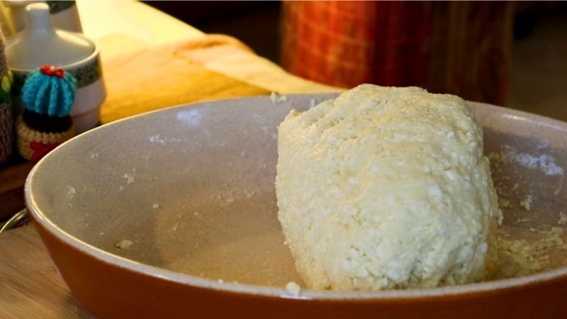 Masa lista y compacta para el pão de queijo tradicional en el recipiente.