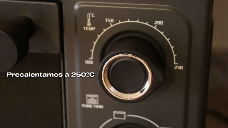 Precalentando el horno a 250°C para la cocción de mi pão de queijo tradicional.